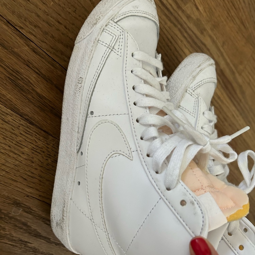 Nike White Sneakers Classic Minimalist Design